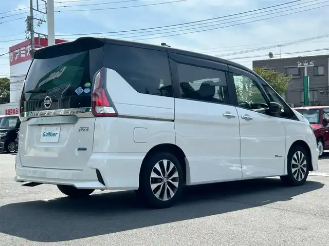 日産 セレナ ハイウェイスター 静岡県 2017(平29)年 5.3万km ブリリアントホワイトパール 2トーン ９インチ純正ＳＤナビ（Ｂｌｕｅｔｏｏｔｈ、ＣＤ、ＤＶＤ、フルセグＴＶ、ＡＵＸ）/後席モニター/バックカメラ/ＵＳＢ入力端子/前方ドラレコ/ＥＴＣ/左側パワスラ/純正アルミ/純正フロアマット/クルコン/アイドリングストップ/プッシュスタート/スマートキー/スペアキー１本/ダブルオートエアコン/三列シート/ウォークスルー/横滑り防止装置/オートライト/ハロゲンヘッドライト/ダブルエアバック/衝突軽減システム