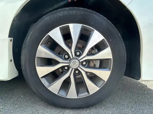 日産 セレナ ハイウェイスター 静岡県 2017(平29)年 5.3万km ブリリアントホワイトパール 2トーン ９インチ純正ＳＤナビ（Ｂｌｕｅｔｏｏｔｈ、ＣＤ、ＤＶＤ、フルセグＴＶ、ＡＵＸ）/後席モニター/バックカメラ/ＵＳＢ入力端子/前方ドラレコ/ＥＴＣ/左側パワスラ/純正アルミ/純正フロアマット/クルコン/アイドリングストップ/プッシュスタート/スマートキー/スペアキー１本/ダブルオートエアコン/三列シート/ウォークスルー/横滑り防止装置/オートライト/ハロゲンヘッドライト/ダブルエアバック/衝突軽減システム