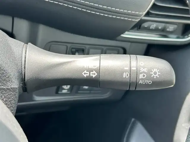 日産 セレナ ハイウェイスター 静岡県 2017(平29)年 5.3万km ブリリアントホワイトパール 2トーン ９インチ純正ＳＤナビ（Ｂｌｕｅｔｏｏｔｈ、ＣＤ、ＤＶＤ、フルセグＴＶ、ＡＵＸ）/後席モニター/バックカメラ/ＵＳＢ入力端子/前方ドラレコ/ＥＴＣ/左側パワスラ/純正アルミ/純正フロアマット/クルコン/アイドリングストップ/プッシュスタート/スマートキー/スペアキー１本/ダブルオートエアコン/三列シート/ウォークスルー/横滑り防止装置/オートライト/ハロゲンヘッドライト/ダブルエアバック/衝突軽減システム