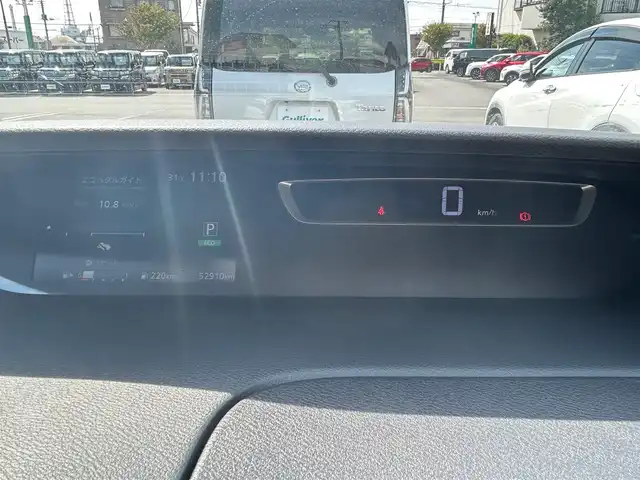日産 セレナ ハイウェイスター 静岡県 2017(平29)年 5.3万km ブリリアントホワイトパール 2トーン ９インチ純正ＳＤナビ（Ｂｌｕｅｔｏｏｔｈ、ＣＤ、ＤＶＤ、フルセグＴＶ、ＡＵＸ）/後席モニター/バックカメラ/ＵＳＢ入力端子/前方ドラレコ/ＥＴＣ/左側パワスラ/純正アルミ/純正フロアマット/クルコン/アイドリングストップ/プッシュスタート/スマートキー/スペアキー１本/ダブルオートエアコン/三列シート/ウォークスルー/横滑り防止装置/オートライト/ハロゲンヘッドライト/ダブルエアバック/衝突軽減システム