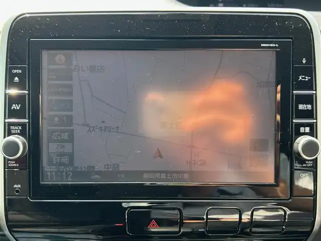 日産 セレナ ハイウェイスター 静岡県 2017(平29)年 5.3万km ブリリアントホワイトパール 2トーン ９インチ純正ＳＤナビ（Ｂｌｕｅｔｏｏｔｈ、ＣＤ、ＤＶＤ、フルセグＴＶ、ＡＵＸ）/後席モニター/バックカメラ/ＵＳＢ入力端子/前方ドラレコ/ＥＴＣ/左側パワスラ/純正アルミ/純正フロアマット/クルコン/アイドリングストップ/プッシュスタート/スマートキー/スペアキー１本/ダブルオートエアコン/三列シート/ウォークスルー/横滑り防止装置/オートライト/ハロゲンヘッドライト/ダブルエアバック/衝突軽減システム