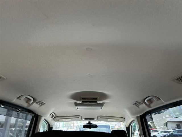 日産 セレナ ハイウェイスター 静岡県 2017(平29)年 5.3万km ブリリアントホワイトパール 2トーン ９インチ純正ＳＤナビ（Ｂｌｕｅｔｏｏｔｈ、ＣＤ、ＤＶＤ、フルセグＴＶ、ＡＵＸ）/後席モニター/バックカメラ/ＵＳＢ入力端子/前方ドラレコ/ＥＴＣ/左側パワスラ/純正アルミ/純正フロアマット/クルコン/アイドリングストップ/プッシュスタート/スマートキー/スペアキー１本/ダブルオートエアコン/三列シート/ウォークスルー/横滑り防止装置/オートライト/ハロゲンヘッドライト/ダブルエアバック/衝突軽減システム