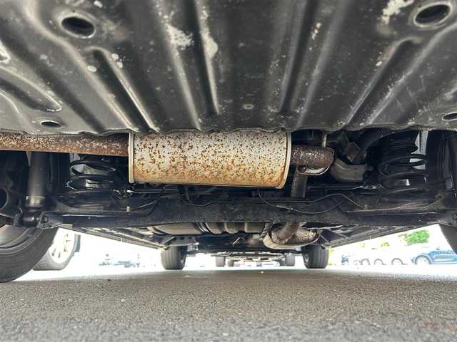 日産 セレナ ハイウェイスター 静岡県 2017(平29)年 5.3万km ブリリアントホワイトパール 2トーン ９インチ純正ＳＤナビ（Ｂｌｕｅｔｏｏｔｈ、ＣＤ、ＤＶＤ、フルセグＴＶ、ＡＵＸ）/後席モニター/バックカメラ/ＵＳＢ入力端子/前方ドラレコ/ＥＴＣ/左側パワスラ/純正アルミ/純正フロアマット/クルコン/アイドリングストップ/プッシュスタート/スマートキー/スペアキー１本/ダブルオートエアコン/三列シート/ウォークスルー/横滑り防止装置/オートライト/ハロゲンヘッドライト/ダブルエアバック/衝突軽減システム