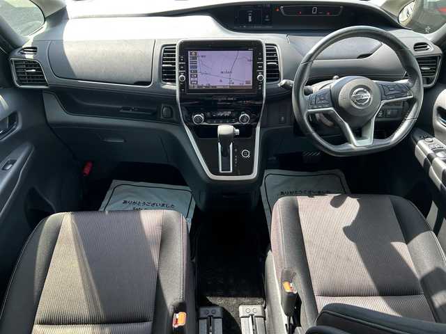 日産 セレナ ハイウェイスター 静岡県 2017(平29)年 5.3万km ブリリアントホワイトパール 2トーン ９インチ純正ＳＤナビ（Ｂｌｕｅｔｏｏｔｈ、ＣＤ、ＤＶＤ、フルセグＴＶ、ＡＵＸ）/後席モニター/バックカメラ/ＵＳＢ入力端子/前方ドラレコ/ＥＴＣ/左側パワスラ/純正アルミ/純正フロアマット/クルコン/アイドリングストップ/プッシュスタート/スマートキー/スペアキー１本/ダブルオートエアコン/三列シート/ウォークスルー/横滑り防止装置/オートライト/ハロゲンヘッドライト/ダブルエアバック/衝突軽減システム