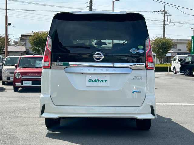 日産 セレナ ハイウェイスター 静岡県 2017(平29)年 5.3万km ブリリアントホワイトパール 2トーン ９インチ純正ＳＤナビ（Ｂｌｕｅｔｏｏｔｈ、ＣＤ、ＤＶＤ、フルセグＴＶ、ＡＵＸ）/後席モニター/バックカメラ/ＵＳＢ入力端子/前方ドラレコ/ＥＴＣ/左側パワスラ/純正アルミ/純正フロアマット/クルコン/アイドリングストップ/プッシュスタート/スマートキー/スペアキー１本/ダブルオートエアコン/三列シート/ウォークスルー/横滑り防止装置/オートライト/ハロゲンヘッドライト/ダブルエアバック/衝突軽減システム