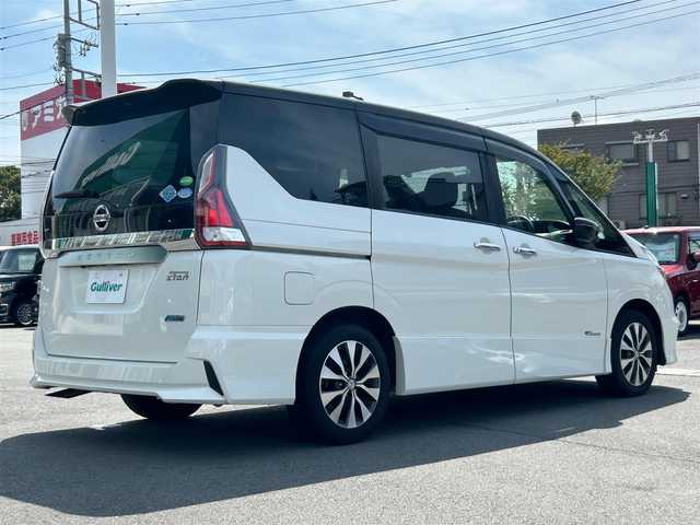 日産 セレナ ハイウェイスター 静岡県 2017(平29)年 5.3万km ブリリアントホワイトパール 2トーン ９インチ純正ＳＤナビ（Ｂｌｕｅｔｏｏｔｈ、ＣＤ、ＤＶＤ、フルセグＴＶ、ＡＵＸ）/後席モニター/バックカメラ/ＵＳＢ入力端子/前方ドラレコ/ＥＴＣ/左側パワスラ/純正アルミ/純正フロアマット/クルコン/アイドリングストップ/プッシュスタート/スマートキー/スペアキー１本/ダブルオートエアコン/三列シート/ウォークスルー/横滑り防止装置/オートライト/ハロゲンヘッドライト/ダブルエアバック/衝突軽減システム