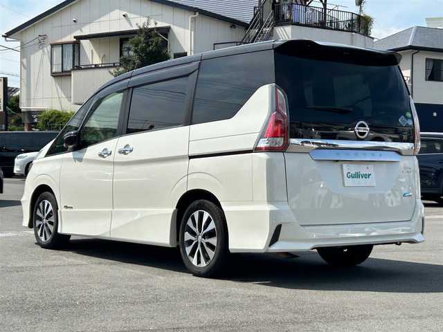 日産 セレナ ハイウェイスター 静岡県 2017(平29)年 5.3万km ブリリアントホワイトパール 2トーン ９インチ純正ＳＤナビ（Ｂｌｕｅｔｏｏｔｈ、ＣＤ、ＤＶＤ、フルセグＴＶ、ＡＵＸ）/後席モニター/バックカメラ/ＵＳＢ入力端子/前方ドラレコ/ＥＴＣ/左側パワスラ/純正アルミ/純正フロアマット/クルコン/アイドリングストップ/プッシュスタート/スマートキー/スペアキー１本/ダブルオートエアコン/三列シート/ウォークスルー/横滑り防止装置/オートライト/ハロゲンヘッドライト/ダブルエアバック/衝突軽減システム