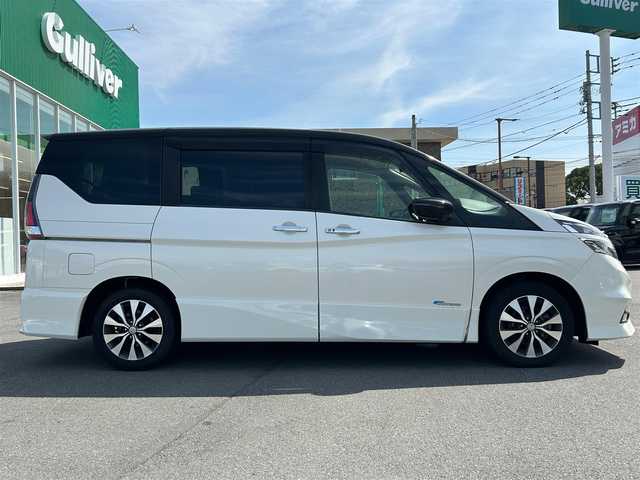 日産 セレナ ハイウェイスター 静岡県 2017(平29)年 5.3万km ブリリアントホワイトパール 2トーン ９インチ純正ＳＤナビ（Ｂｌｕｅｔｏｏｔｈ、ＣＤ、ＤＶＤ、フルセグＴＶ、ＡＵＸ）/後席モニター/バックカメラ/ＵＳＢ入力端子/前方ドラレコ/ＥＴＣ/左側パワスラ/純正アルミ/純正フロアマット/クルコン/アイドリングストップ/プッシュスタート/スマートキー/スペアキー１本/ダブルオートエアコン/三列シート/ウォークスルー/横滑り防止装置/オートライト/ハロゲンヘッドライト/ダブルエアバック/衝突軽減システム