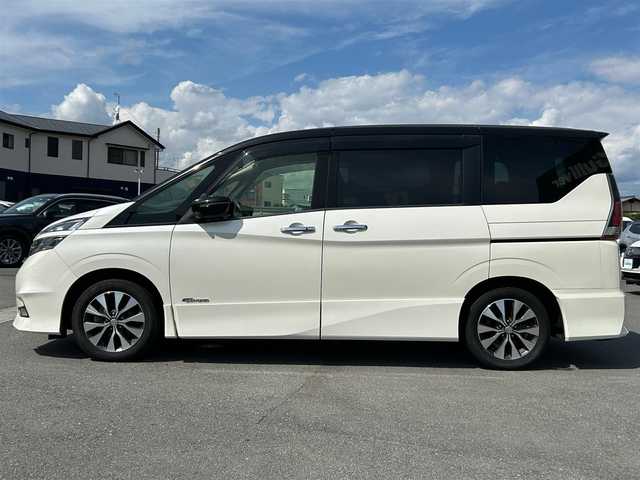 日産 セレナ ハイウェイスター 静岡県 2017(平29)年 5.3万km ブリリアントホワイトパール 2トーン ９インチ純正ＳＤナビ（Ｂｌｕｅｔｏｏｔｈ、ＣＤ、ＤＶＤ、フルセグＴＶ、ＡＵＸ）/後席モニター/バックカメラ/ＵＳＢ入力端子/前方ドラレコ/ＥＴＣ/左側パワスラ/純正アルミ/純正フロアマット/クルコン/アイドリングストップ/プッシュスタート/スマートキー/スペアキー１本/ダブルオートエアコン/三列シート/ウォークスルー/横滑り防止装置/オートライト/ハロゲンヘッドライト/ダブルエアバック/衝突軽減システム