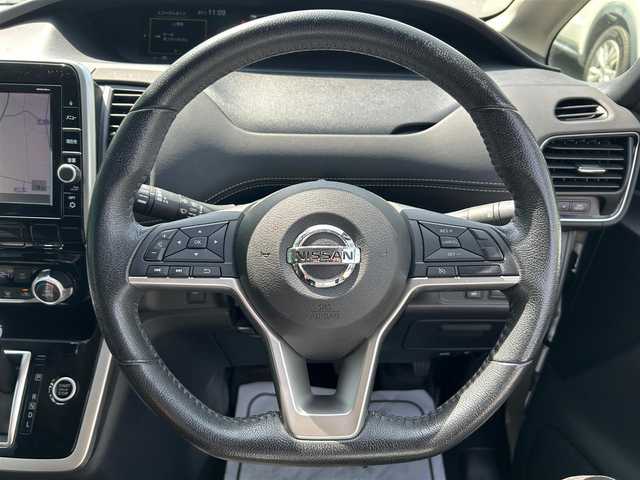 日産 セレナ ハイウェイスター 静岡県 2017(平29)年 5.3万km ブリリアントホワイトパール 2トーン ９インチ純正ＳＤナビ（Ｂｌｕｅｔｏｏｔｈ、ＣＤ、ＤＶＤ、フルセグＴＶ、ＡＵＸ）/後席モニター/バックカメラ/ＵＳＢ入力端子/前方ドラレコ/ＥＴＣ/左側パワスラ/純正アルミ/純正フロアマット/クルコン/アイドリングストップ/プッシュスタート/スマートキー/スペアキー１本/ダブルオートエアコン/三列シート/ウォークスルー/横滑り防止装置/オートライト/ハロゲンヘッドライト/ダブルエアバック/衝突軽減システム