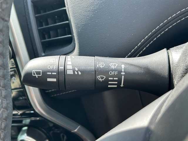 日産 セレナ ハイウェイスター 静岡県 2017(平29)年 5.3万km ブリリアントホワイトパール 2トーン ９インチ純正ＳＤナビ（Ｂｌｕｅｔｏｏｔｈ、ＣＤ、ＤＶＤ、フルセグＴＶ、ＡＵＸ）/後席モニター/バックカメラ/ＵＳＢ入力端子/前方ドラレコ/ＥＴＣ/左側パワスラ/純正アルミ/純正フロアマット/クルコン/アイドリングストップ/プッシュスタート/スマートキー/スペアキー１本/ダブルオートエアコン/三列シート/ウォークスルー/横滑り防止装置/オートライト/ハロゲンヘッドライト/ダブルエアバック/衝突軽減システム