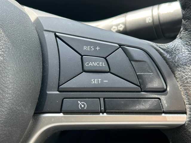 日産 セレナ ハイウェイスター 静岡県 2017(平29)年 5.3万km ブリリアントホワイトパール 2トーン ９インチ純正ＳＤナビ（Ｂｌｕｅｔｏｏｔｈ、ＣＤ、ＤＶＤ、フルセグＴＶ、ＡＵＸ）/後席モニター/バックカメラ/ＵＳＢ入力端子/前方ドラレコ/ＥＴＣ/左側パワスラ/純正アルミ/純正フロアマット/クルコン/アイドリングストップ/プッシュスタート/スマートキー/スペアキー１本/ダブルオートエアコン/三列シート/ウォークスルー/横滑り防止装置/オートライト/ハロゲンヘッドライト/ダブルエアバック/衝突軽減システム