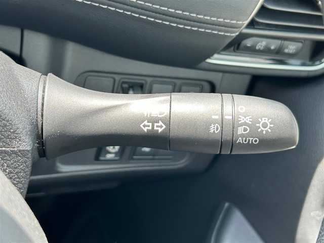 日産 セレナ ハイウェイスター 静岡県 2017(平29)年 5.3万km ブリリアントホワイトパール 2トーン ９インチ純正ＳＤナビ（Ｂｌｕｅｔｏｏｔｈ、ＣＤ、ＤＶＤ、フルセグＴＶ、ＡＵＸ）/後席モニター/バックカメラ/ＵＳＢ入力端子/前方ドラレコ/ＥＴＣ/左側パワスラ/純正アルミ/純正フロアマット/クルコン/アイドリングストップ/プッシュスタート/スマートキー/スペアキー１本/ダブルオートエアコン/三列シート/ウォークスルー/横滑り防止装置/オートライト/ハロゲンヘッドライト/ダブルエアバック/衝突軽減システム