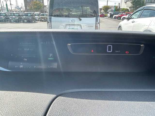 日産 セレナ ハイウェイスター 静岡県 2017(平29)年 5.3万km ブリリアントホワイトパール 2トーン ９インチ純正ＳＤナビ（Ｂｌｕｅｔｏｏｔｈ、ＣＤ、ＤＶＤ、フルセグＴＶ、ＡＵＸ）/後席モニター/バックカメラ/ＵＳＢ入力端子/前方ドラレコ/ＥＴＣ/左側パワスラ/純正アルミ/純正フロアマット/クルコン/アイドリングストップ/プッシュスタート/スマートキー/スペアキー１本/ダブルオートエアコン/三列シート/ウォークスルー/横滑り防止装置/オートライト/ハロゲンヘッドライト/ダブルエアバック/衝突軽減システム