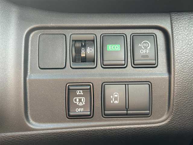 日産 セレナ ハイウェイスター 静岡県 2017(平29)年 5.3万km ブリリアントホワイトパール 2トーン ９インチ純正ＳＤナビ（Ｂｌｕｅｔｏｏｔｈ、ＣＤ、ＤＶＤ、フルセグＴＶ、ＡＵＸ）/後席モニター/バックカメラ/ＵＳＢ入力端子/前方ドラレコ/ＥＴＣ/左側パワスラ/純正アルミ/純正フロアマット/クルコン/アイドリングストップ/プッシュスタート/スマートキー/スペアキー１本/ダブルオートエアコン/三列シート/ウォークスルー/横滑り防止装置/オートライト/ハロゲンヘッドライト/ダブルエアバック/衝突軽減システム