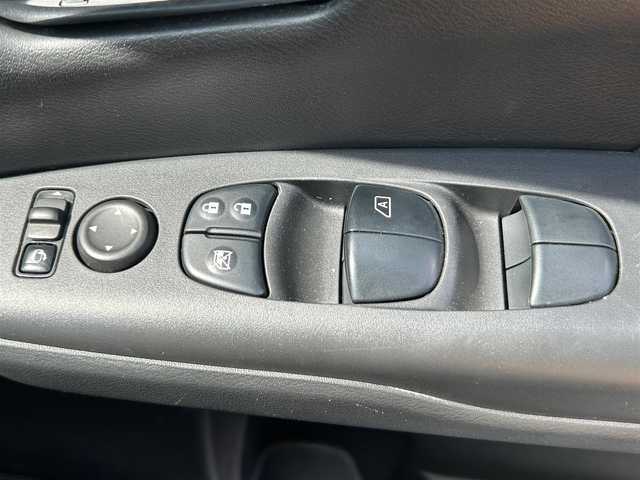 日産 セレナ ハイウェイスター 静岡県 2017(平29)年 5.3万km ブリリアントホワイトパール 2トーン ９インチ純正ＳＤナビ（Ｂｌｕｅｔｏｏｔｈ、ＣＤ、ＤＶＤ、フルセグＴＶ、ＡＵＸ）/後席モニター/バックカメラ/ＵＳＢ入力端子/前方ドラレコ/ＥＴＣ/左側パワスラ/純正アルミ/純正フロアマット/クルコン/アイドリングストップ/プッシュスタート/スマートキー/スペアキー１本/ダブルオートエアコン/三列シート/ウォークスルー/横滑り防止装置/オートライト/ハロゲンヘッドライト/ダブルエアバック/衝突軽減システム