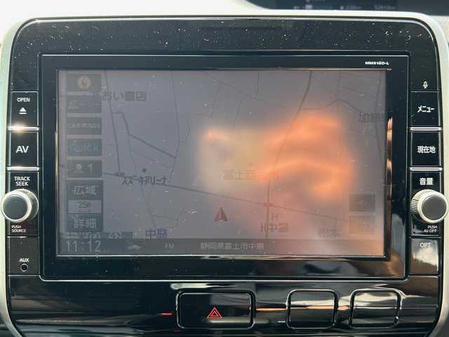 日産 セレナ ハイウェイスター 静岡県 2017(平29)年 5.3万km ブリリアントホワイトパール 2トーン ９インチ純正ＳＤナビ（Ｂｌｕｅｔｏｏｔｈ、ＣＤ、ＤＶＤ、フルセグＴＶ、ＡＵＸ）/後席モニター/バックカメラ/ＵＳＢ入力端子/前方ドラレコ/ＥＴＣ/左側パワスラ/純正アルミ/純正フロアマット/クルコン/アイドリングストップ/プッシュスタート/スマートキー/スペアキー１本/ダブルオートエアコン/三列シート/ウォークスルー/横滑り防止装置/オートライト/ハロゲンヘッドライト/ダブルエアバック/衝突軽減システム