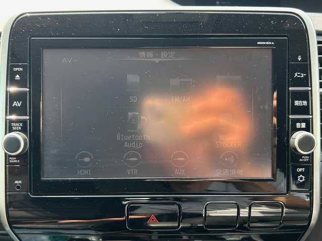 日産 セレナ ハイウェイスター 静岡県 2017(平29)年 5.3万km ブリリアントホワイトパール 2トーン ９インチ純正ＳＤナビ（Ｂｌｕｅｔｏｏｔｈ、ＣＤ、ＤＶＤ、フルセグＴＶ、ＡＵＸ）/後席モニター/バックカメラ/ＵＳＢ入力端子/前方ドラレコ/ＥＴＣ/左側パワスラ/純正アルミ/純正フロアマット/クルコン/アイドリングストップ/プッシュスタート/スマートキー/スペアキー１本/ダブルオートエアコン/三列シート/ウォークスルー/横滑り防止装置/オートライト/ハロゲンヘッドライト/ダブルエアバック/衝突軽減システム