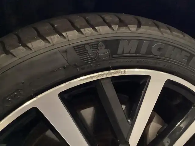 ボルボ Ｖ４０ T3 インスクリプション 愛知県 2018(平30)年 3.8万km パール ワンオーナー　/メーカーＨＤＤナビ　/フルセグ　/バックカメラ　/パドルシフト　/革シート　/シートヒーター　/ｈａｒｍａｎ／ｋａｒｄｏｎ　/ＢＬＩＳ　/ＩＳＯＦＩＸ　/ＬＥＤヘッド　/スマートキー　/前後ドラレコ