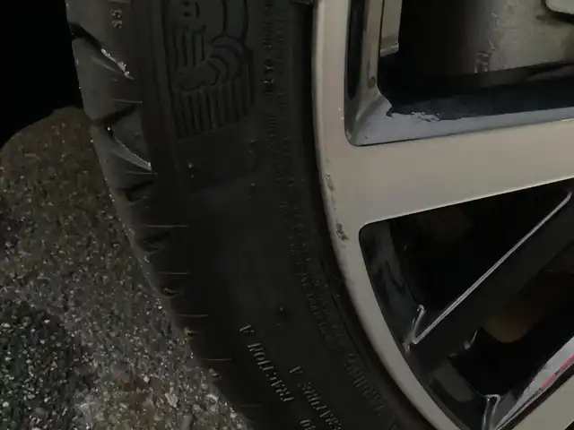 ボルボ Ｖ４０ T3 インスクリプション 愛知県 2018(平30)年 3.8万km パール ワンオーナー　/メーカーＨＤＤナビ　/フルセグ　/バックカメラ　/パドルシフト　/革シート　/シートヒーター　/ｈａｒｍａｎ／ｋａｒｄｏｎ　/ＢＬＩＳ　/ＩＳＯＦＩＸ　/ＬＥＤヘッド　/スマートキー　/前後ドラレコ