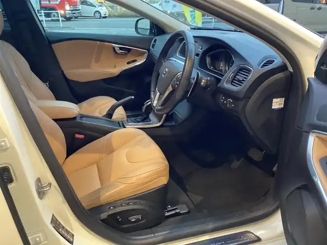 ボルボ Ｖ４０ T3 インスクリプション 愛知県 2018(平30)年 3.8万km パール ワンオーナー　/メーカーＨＤＤナビ　/フルセグ　/バックカメラ　/パドルシフト　/革シート　/シートヒーター　/ｈａｒｍａｎ／ｋａｒｄｏｎ　/ＢＬＩＳ　/ＩＳＯＦＩＸ　/ＬＥＤヘッド　/スマートキー　/前後ドラレコ