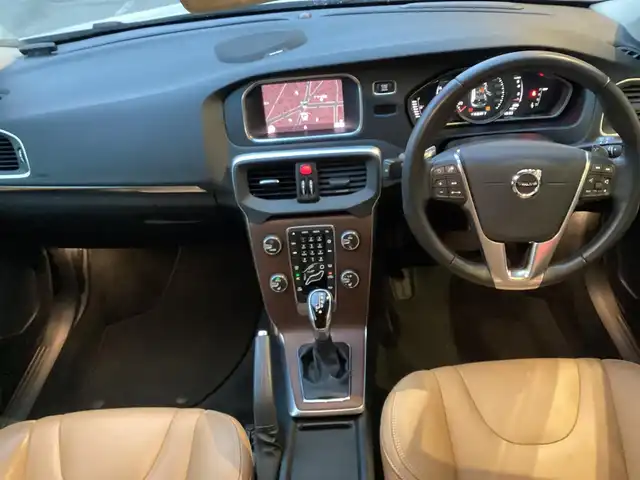 ボルボ Ｖ４０ T3 インスクリプション 愛知県 2018(平30)年 3.8万km パール ワンオーナー　/メーカーＨＤＤナビ　/フルセグ　/バックカメラ　/パドルシフト　/革シート　/シートヒーター　/ｈａｒｍａｎ／ｋａｒｄｏｎ　/ＢＬＩＳ　/ＩＳＯＦＩＸ　/ＬＥＤヘッド　/スマートキー　/前後ドラレコ