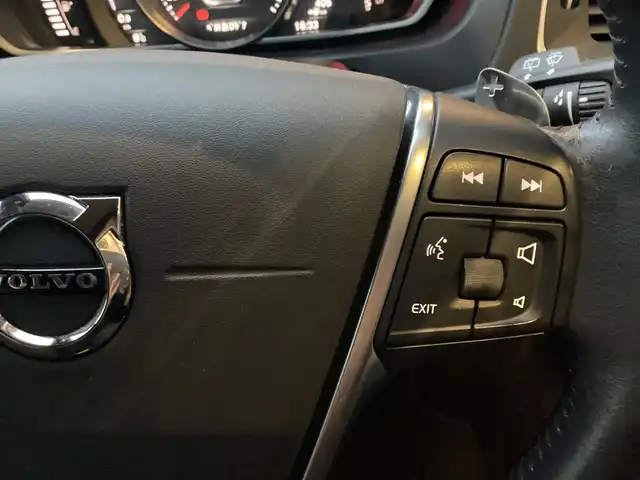 ボルボ Ｖ４０ T3 インスクリプション 愛知県 2018(平30)年 3.8万km パール ワンオーナー　/メーカーＨＤＤナビ　/フルセグ　/バックカメラ　/パドルシフト　/革シート　/シートヒーター　/ｈａｒｍａｎ／ｋａｒｄｏｎ　/ＢＬＩＳ　/ＩＳＯＦＩＸ　/ＬＥＤヘッド　/スマートキー　/前後ドラレコ