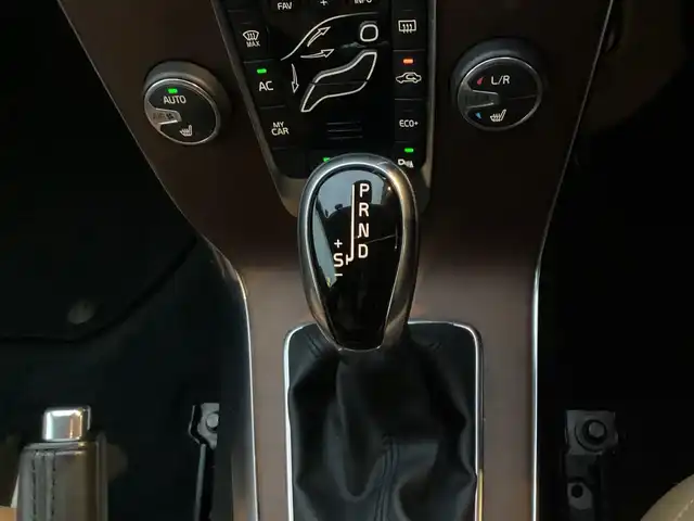 ボルボ Ｖ４０ T3 インスクリプション 愛知県 2018(平30)年 3.8万km パール ワンオーナー　/メーカーＨＤＤナビ　/フルセグ　/バックカメラ　/パドルシフト　/革シート　/シートヒーター　/ｈａｒｍａｎ／ｋａｒｄｏｎ　/ＢＬＩＳ　/ＩＳＯＦＩＸ　/ＬＥＤヘッド　/スマートキー　/前後ドラレコ