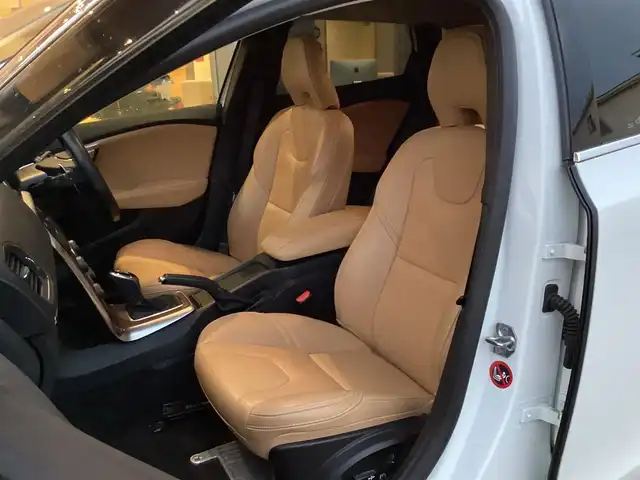 ボルボ Ｖ４０ T3 インスクリプション 愛知県 2018(平30)年 3.8万km パール ワンオーナー　/メーカーＨＤＤナビ　/フルセグ　/バックカメラ　/パドルシフト　/革シート　/シートヒーター　/ｈａｒｍａｎ／ｋａｒｄｏｎ　/ＢＬＩＳ　/ＩＳＯＦＩＸ　/ＬＥＤヘッド　/スマートキー　/前後ドラレコ