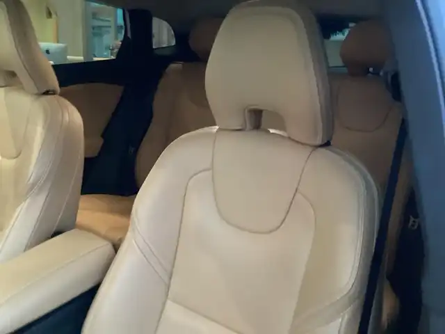 ボルボ Ｖ４０ T3 インスクリプション 愛知県 2018(平30)年 3.8万km パール ワンオーナー　/メーカーＨＤＤナビ　/フルセグ　/バックカメラ　/パドルシフト　/革シート　/シートヒーター　/ｈａｒｍａｎ／ｋａｒｄｏｎ　/ＢＬＩＳ　/ＩＳＯＦＩＸ　/ＬＥＤヘッド　/スマートキー　/前後ドラレコ