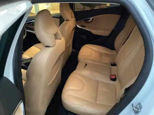 ボルボ Ｖ４０ T3 インスクリプション 愛知県 2018(平30)年 3.8万km パール ワンオーナー　/メーカーＨＤＤナビ　/フルセグ　/バックカメラ　/パドルシフト　/革シート　/シートヒーター　/ｈａｒｍａｎ／ｋａｒｄｏｎ　/ＢＬＩＳ　/ＩＳＯＦＩＸ　/ＬＥＤヘッド　/スマートキー　/前後ドラレコ