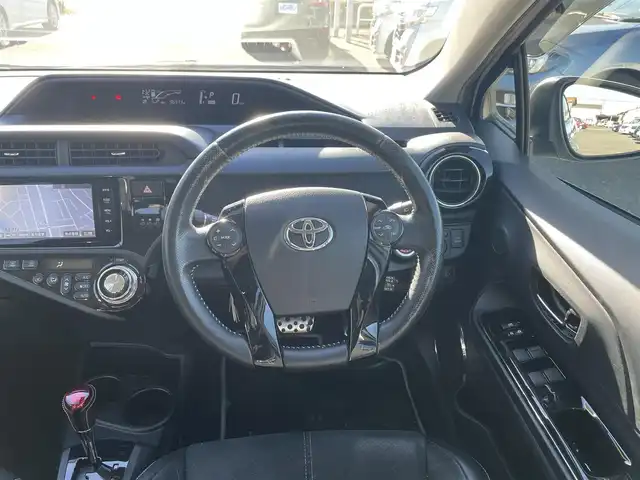 トヨタ アクア G G’s 群馬県 2015(平27)年 9.7万km ライムホワイトパールクリスタルシャイン (株)IDOMが運営する【じしゃロン伊勢崎店】の自社ローン対象車両になります。こちらは現金ご利用時の価格です。/自社ローンご希望の方は別途その旨お申付け下さい。/純正ナビ【NSZT-W64】/CD/DVD/BT/フルセグＴＶ/バックカメラ/Ｇ’ｓ純正17インチＡＷ/プッシュスタート/純正マット/オートライト