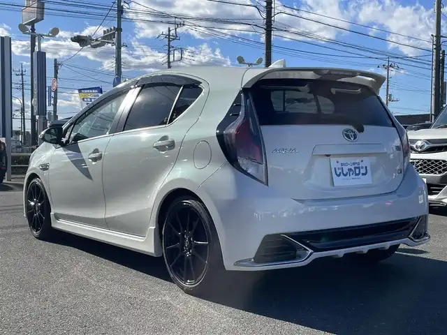 トヨタ アクア G G’s 群馬県 2015(平27)年 9.7万km ライムホワイトパールクリスタルシャイン (株)IDOMが運営する【じしゃロン伊勢崎店】の自社ローン対象車両になります。こちらは現金ご利用時の価格です。/自社ローンご希望の方は別途その旨お申付け下さい。/純正ナビ【NSZT-W64】/CD/DVD/BT/フルセグＴＶ/バックカメラ/Ｇ’ｓ純正17インチＡＷ/プッシュスタート/純正マット/オートライト