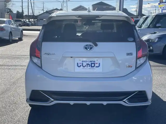 トヨタ アクア G G’s 群馬県 2015(平27)年 9.7万km ライムホワイトパールクリスタルシャイン (株)IDOMが運営する【じしゃロン伊勢崎店】の自社ローン対象車両になります。こちらは現金ご利用時の価格です。/自社ローンご希望の方は別途その旨お申付け下さい。/純正ナビ【NSZT-W64】/CD/DVD/BT/フルセグＴＶ/バックカメラ/Ｇ’ｓ純正17インチＡＷ/プッシュスタート/純正マット/オートライト