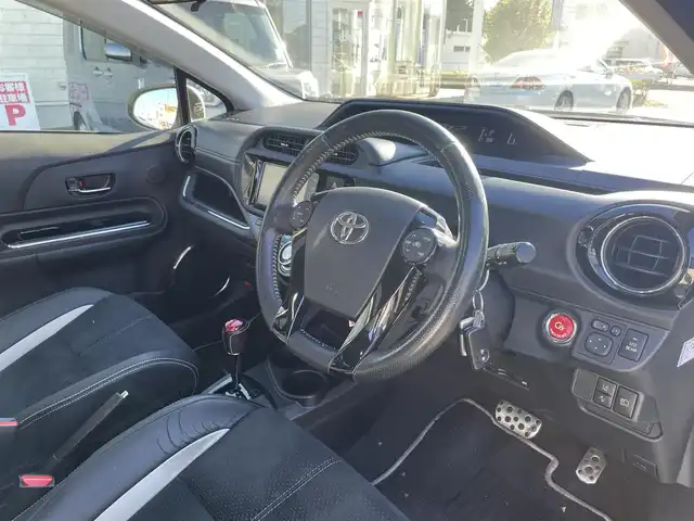 トヨタ アクア G G’s 群馬県 2015(平27)年 9.7万km ライムホワイトパールクリスタルシャイン (株)IDOMが運営する【じしゃロン伊勢崎店】の自社ローン対象車両になります。こちらは現金ご利用時の価格です。/自社ローンご希望の方は別途その旨お申付け下さい。/純正ナビ【NSZT-W64】/CD/DVD/BT/フルセグＴＶ/バックカメラ/Ｇ’ｓ純正17インチＡＷ/プッシュスタート/純正マット/オートライト