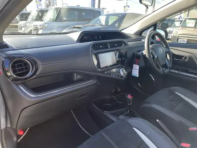 トヨタ アクア G G’s 群馬県 2015(平27)年 9.7万km ライムホワイトパールクリスタルシャイン (株)IDOMが運営する【じしゃロン伊勢崎店】の自社ローン対象車両になります。こちらは現金ご利用時の価格です。/自社ローンご希望の方は別途その旨お申付け下さい。/純正ナビ【NSZT-W64】/CD/DVD/BT/フルセグＴＶ/バックカメラ/Ｇ’ｓ純正17インチＡＷ/プッシュスタート/純正マット/オートライト