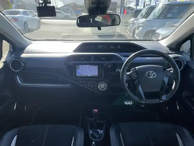 トヨタ アクア G G’s 群馬県 2015(平27)年 9.7万km ライムホワイトパールクリスタルシャイン (株)IDOMが運営する【じしゃロン伊勢崎店】の自社ローン対象車両になります。こちらは現金ご利用時の価格です。/自社ローンご希望の方は別途その旨お申付け下さい。/純正ナビ【NSZT-W64】/CD/DVD/BT/フルセグＴＶ/バックカメラ/Ｇ’ｓ純正17インチＡＷ/プッシュスタート/純正マット/オートライト