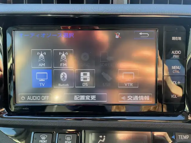 トヨタ アクア G G’s 群馬県 2015(平27)年 9.7万km ライムホワイトパールクリスタルシャイン (株)IDOMが運営する【じしゃロン伊勢崎店】の自社ローン対象車両になります。こちらは現金ご利用時の価格です。/自社ローンご希望の方は別途その旨お申付け下さい。/純正ナビ【NSZT-W64】/CD/DVD/BT/フルセグＴＶ/バックカメラ/Ｇ’ｓ純正17インチＡＷ/プッシュスタート/純正マット/オートライト