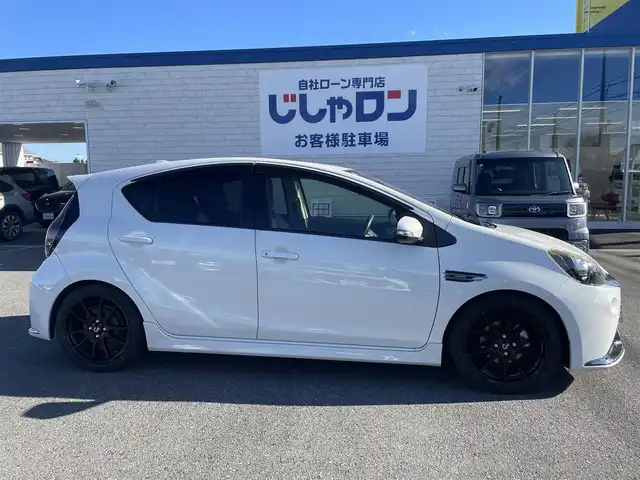 トヨタ アクア G G’s 群馬県 2015(平27)年 9.7万km ライムホワイトパールクリスタルシャイン (株)IDOMが運営する【じしゃロン伊勢崎店】の自社ローン対象車両になります。こちらは現金ご利用時の価格です。/自社ローンご希望の方は別途その旨お申付け下さい。/純正ナビ【NSZT-W64】/CD/DVD/BT/フルセグＴＶ/バックカメラ/Ｇ’ｓ純正17インチＡＷ/プッシュスタート/純正マット/オートライト