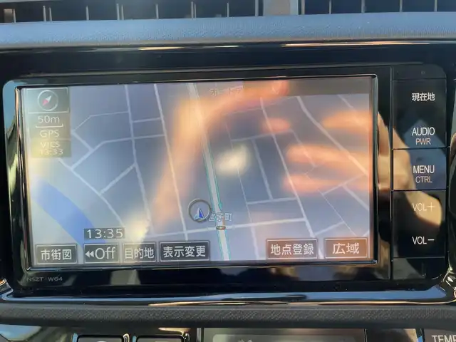 トヨタ アクア G G’s 群馬県 2015(平27)年 9.7万km ライムホワイトパールクリスタルシャイン (株)IDOMが運営する【じしゃロン伊勢崎店】の自社ローン対象車両になります。こちらは現金ご利用時の価格です。/自社ローンご希望の方は別途その旨お申付け下さい。/純正ナビ【NSZT-W64】/CD/DVD/BT/フルセグＴＶ/バックカメラ/Ｇ’ｓ純正17インチＡＷ/プッシュスタート/純正マット/オートライト