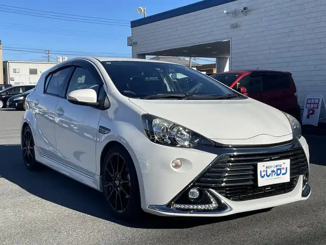 トヨタ アクア G G’s 群馬県 2015(平27)年 9.7万km ライムホワイトパールクリスタルシャイン (株)IDOMが運営する【じしゃロン伊勢崎店】の自社ローン対象車両になります。こちらは現金ご利用時の価格です。/自社ローンご希望の方は別途その旨お申付け下さい。/純正ナビ【NSZT-W64】/CD/DVD/BT/フルセグＴＶ/バックカメラ/Ｇ’ｓ純正17インチＡＷ/プッシュスタート/純正マット/オートライト