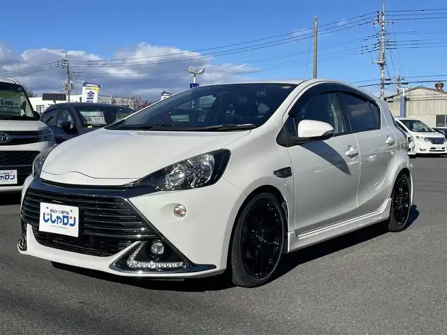 トヨタ アクア G G’s 群馬県 2015(平27)年 9.7万km ライムホワイトパールクリスタルシャイン (株)IDOMが運営する【じしゃロン伊勢崎店】の自社ローン対象車両になります。こちらは現金ご利用時の価格です。/自社ローンご希望の方は別途その旨お申付け下さい。/純正ナビ【NSZT-W64】/CD/DVD/BT/フルセグＴＶ/バックカメラ/Ｇ’ｓ純正17インチＡＷ/プッシュスタート/純正マット/オートライト