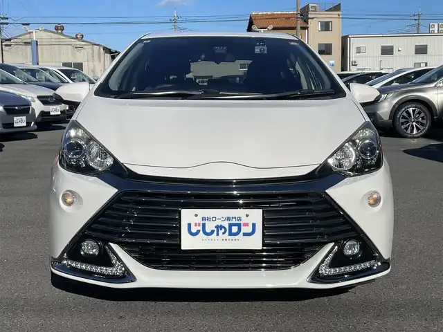 トヨタ アクア G G’s 群馬県 2015(平27)年 9.7万km ライムホワイトパールクリスタルシャイン (株)IDOMが運営する【じしゃロン伊勢崎店】の自社ローン対象車両になります。こちらは現金ご利用時の価格です。/自社ローンご希望の方は別途その旨お申付け下さい。/純正ナビ【NSZT-W64】/CD/DVD/BT/フルセグＴＶ/バックカメラ/Ｇ’ｓ純正17インチＡＷ/プッシュスタート/純正マット/オートライト
