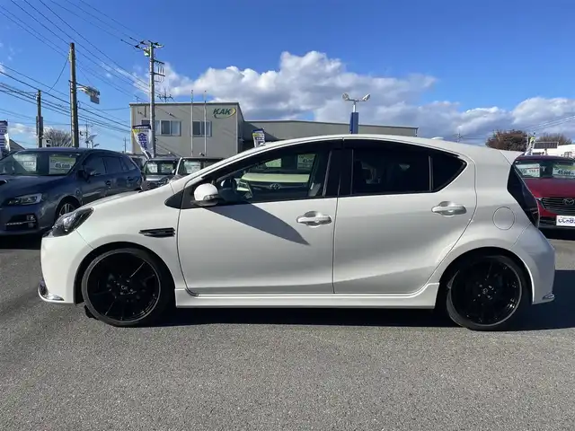 トヨタ アクア G G’s 群馬県 2015(平27)年 9.7万km ライムホワイトパールクリスタルシャイン (株)IDOMが運営する【じしゃロン伊勢崎店】の自社ローン対象車両になります。こちらは現金ご利用時の価格です。/自社ローンご希望の方は別途その旨お申付け下さい。/純正ナビ【NSZT-W64】/CD/DVD/BT/フルセグＴＶ/バックカメラ/Ｇ’ｓ純正17インチＡＷ/プッシュスタート/純正マット/オートライト