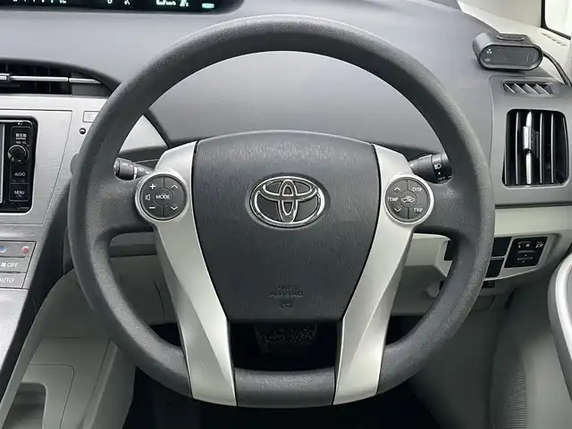 トヨタ プリウス S 滋賀県 2015(平27)年 1.1万km フロスティーグリーンマイカ 純正ナビ/・Bluetooth/・フルセグ/前後ドラレコ/オートライト/LED/フォグ/電動格納ミラー