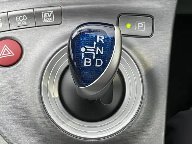 トヨタ プリウス S 滋賀県 2015(平27)年 1.1万km フロスティーグリーンマイカ 純正ナビ/・Bluetooth/・フルセグ/前後ドラレコ/オートライト/LED/フォグ/電動格納ミラー