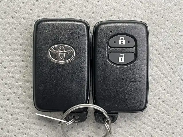 トヨタ プリウス S 滋賀県 2015(平27)年 1.1万km フロスティーグリーンマイカ 純正ナビ/・Bluetooth/・フルセグ/前後ドラレコ/オートライト/LED/フォグ/電動格納ミラー