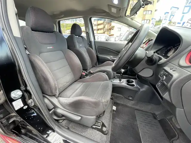 日産 ノート ニスモ 兵庫県 2015(平27)年 3.4万km スーパーブラック (株)IDOMが運営する【じしゃロン神戸名谷店】の自社ローン専用車両になりますこちらは現金またはオートローンご利用時の価格です。自社ローンご希望の方は別途その旨お申付け下さい。/SDナビ:CN-RE05WD/（フルセグTV/FM/AM/BT/CD)/走行中TV視聴可/盗難防止装置/横滑り防止装置/LEDヘッドライト/LEDフォグランプ/カロッツェリアツィーター/スペアキー有/装着タイヤ　スタッドレスタイヤ/スタッドレスタイヤ積み込み（社外AW）（2本目）/プッシュスタート/ドアバイザー/保証書/取扱説明書