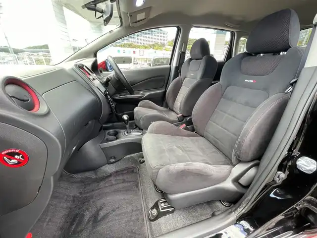 日産 ノート ニスモ 兵庫県 2015(平27)年 3.4万km スーパーブラック (株)IDOMが運営する【じしゃロン神戸名谷店】の自社ローン専用車両になりますこちらは現金またはオートローンご利用時の価格です。自社ローンご希望の方は別途その旨お申付け下さい。/SDナビ:CN-RE05WD/（フルセグTV/FM/AM/BT/CD)/走行中TV視聴可/盗難防止装置/横滑り防止装置/LEDヘッドライト/LEDフォグランプ/カロッツェリアツィーター/スペアキー有/装着タイヤ　スタッドレスタイヤ/スタッドレスタイヤ積み込み（社外AW）（2本目）/プッシュスタート/ドアバイザー/保証書/取扱説明書