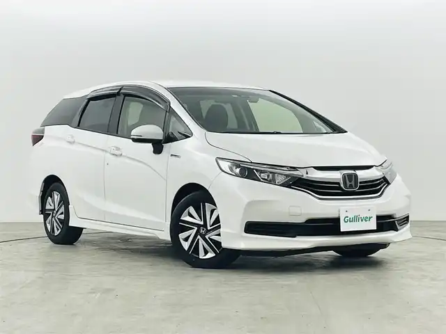 ホンダ シャトル ハイブリッド ホンダセンシング 福島県 2019(令1)年 3.9万km プラチナホワイトパール ホンダセンシング/・衝突軽減ブレーキ〈CMBS〉/・誤発進抑制機能/・ACC〈アダプティブ・クルーズ・コントロール〉/・LKAS〈車線維持支援システム〉/・先行車発進お知らせ機能/純正メモリナビ/型番：VXM-204VFi/・AM/FM/CD/DVD/BT/フルセグTV/・バックカメラ/・ビルトインETC/・前後ドライブレコーダー/プッシュスタート/・スマートキー/・スペアキー/チルト式ステアリング/・ステアリングスイッチ/ウインカーミラー/純正フロアマット
